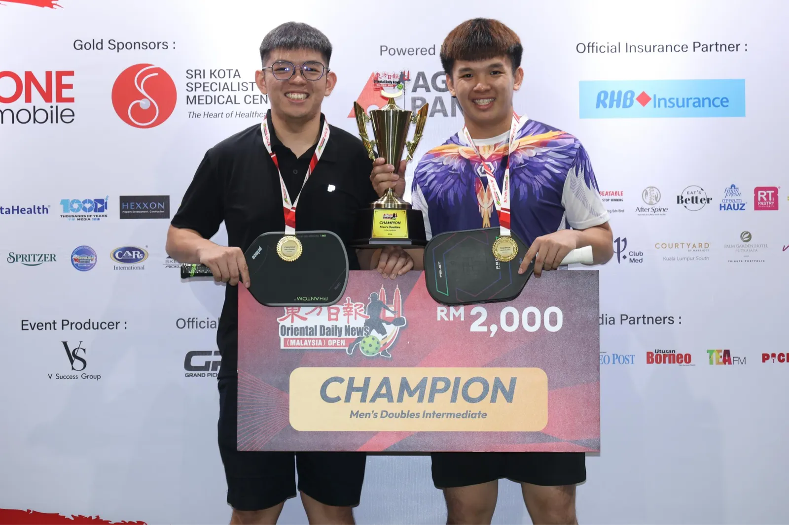 Tew Cheng Jie (left) and Lee Kok Qing (right). Image Courtesy of Theborneopost.com