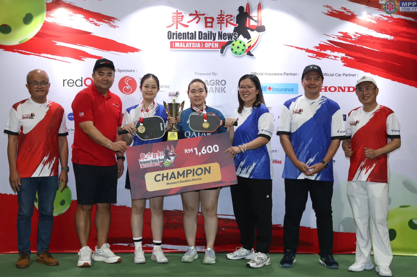 Women’s Doubles Novice champions Ong (from third left) and Chong with (from left) Ding, Teh, Lau, Wan Khalik, and Ting. Image Courtesy of Theborneopost.com