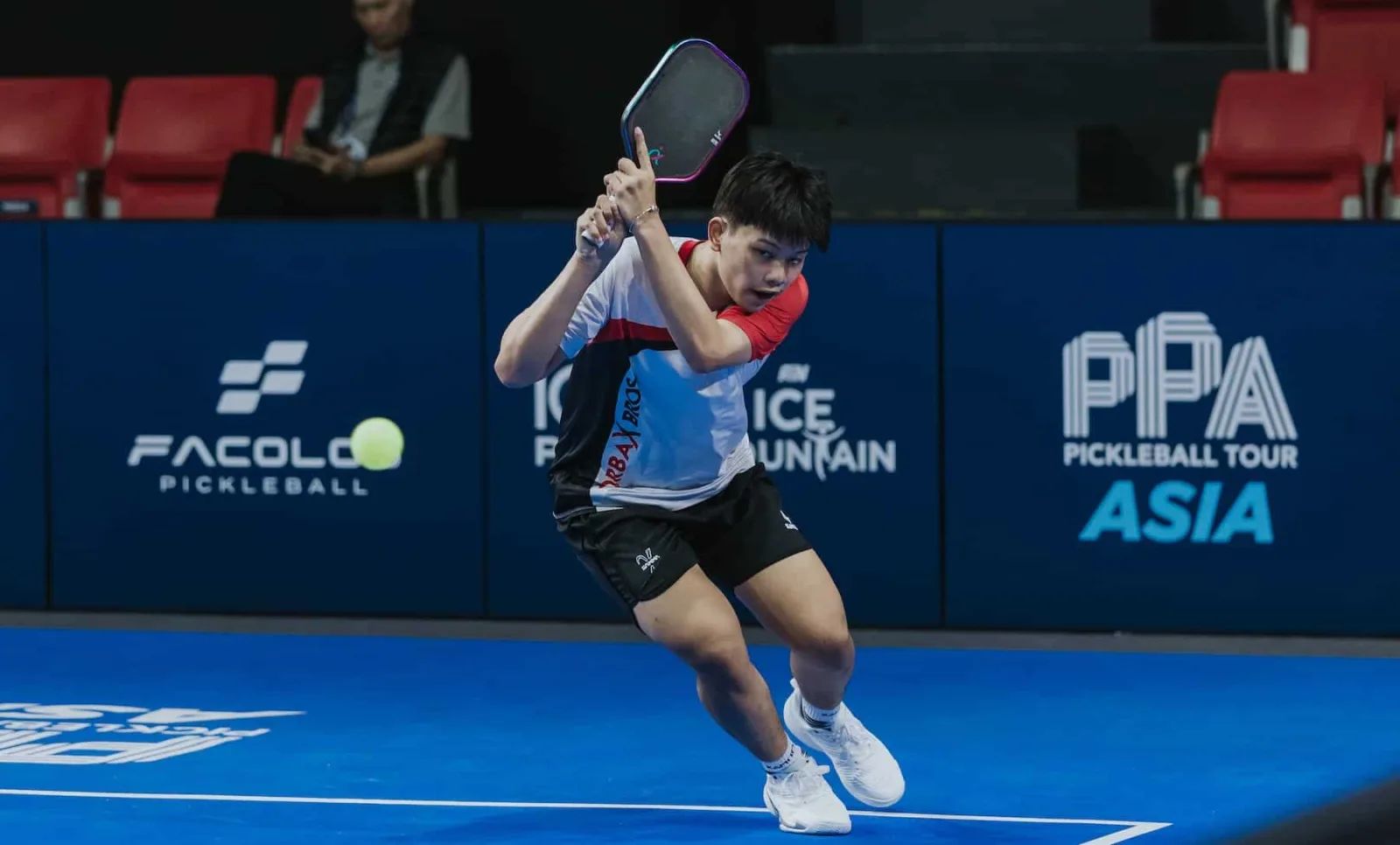 Le Xuan Duc qualifies, then wins 11-4, 11-0 on Championship Court in Singapore